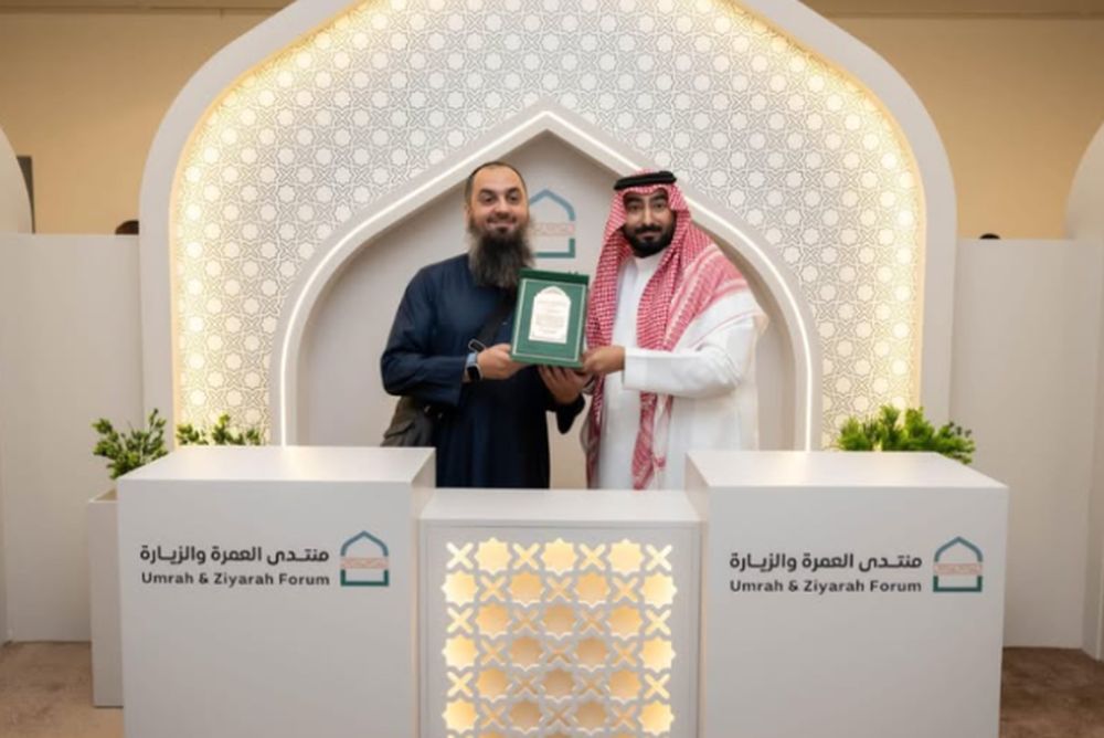 Predstavnik agencije Mekka Travel prima priznanje na forumu Umrah & Ziyarah